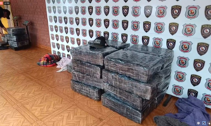 Tras persecución, abandonan camioneta cargada con droga