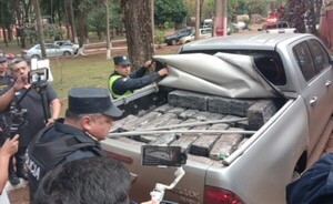 Tras persecución, abandonan camioneta con carga de marihuana