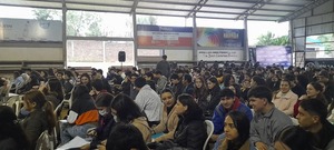 Gobierno y EBY entregan becas universitarias a 312 jóvenes de Itapúa