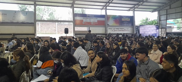 Gobierno y EBY entregan becas universitarias a 312 jóvenes de Itapúa