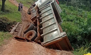 Camión cargado derrumba puente vecinal en Santa Librada - OviedoPress