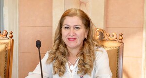 Ministra dice que se reserva el derecho a no responder a críticas de parlamentarios