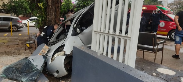 Vehículo se estrella contra la muralla de un surtidor en Franco: hay tres heridos - ADN Digital
