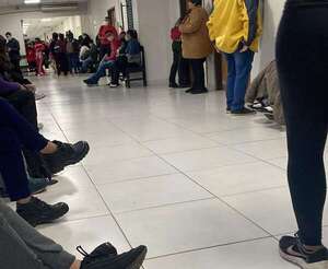 Pasillos abarrotados en el IPS 12 de Junio  - Crónicas Ciudadanas - ABC Color