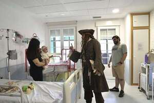 Johnny Depp visitó a niños con cáncer vestido de Jack Sparrow - Gente - ABC Color