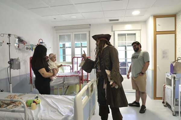 Johnny Depp visitó a niños con cáncer vestido de Jack Sparrow - Gente - ABC Color