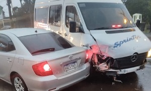 Furgón del Ministerio de Justicia protagoniza accidente durante traslado de reclusa en Villarrica - OviedoPress