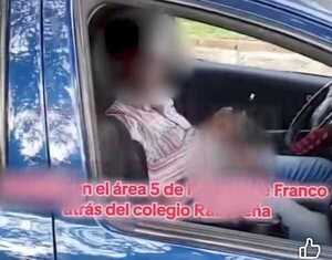 (VIDEO)Pillan a depravado toqueteando su “asunto” frente a una escuela mirando colegialas