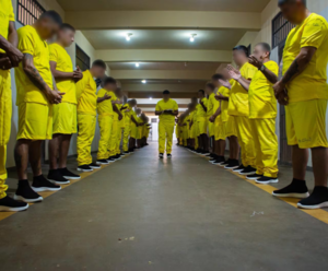Reclusos de nuevas penitenciarías deberán usar uniformes