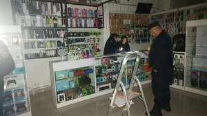 Paraguarí: video capta vehículo implicado en millonario hurto a local de celulares - Nacionales - ABC Color