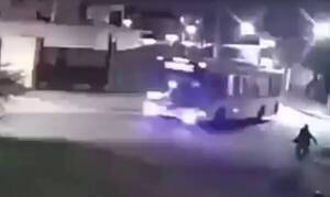 [VIDEO] Insólita forma de “bajar” de un bus: El famoso “en la esquina me bajo” no fue un sueño…