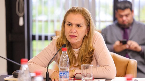 Tibia respuesta de ministra de Salud ante mafia de pagarés: "Damos cursos de educación financiera"