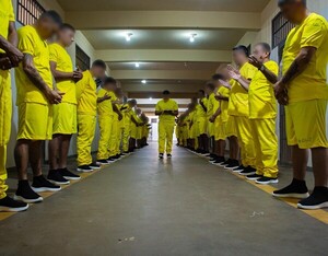 Por primera vez, hay uniformes para presos, obligatorios