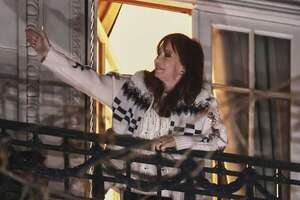 Cristina Fernández sale al balcón por primera vez desde que está en prisión domiciliaria - Mundo - ABC Color