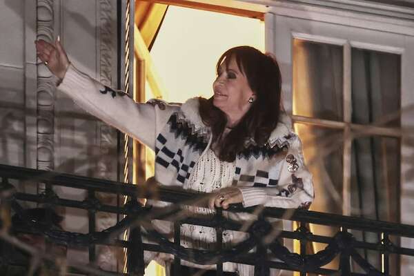 Cristina Fernández sale al balcón por primera vez desde que está en prisión domiciliaria - Mundo - ABC Color