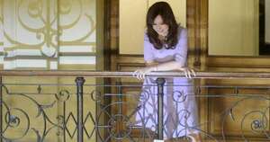La Nación / Polémica: el Tribunal debate si Cristina Kirchner puede o no salir al balcón de su  prisión domiciliaria