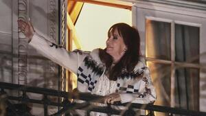 Cristina Fernández sale al balcón por primera vez desde que está en prisión domiciliaria