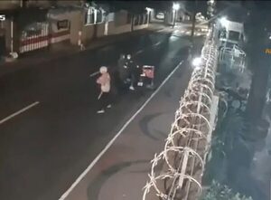 (VIDEO)A punta de pistola pareja de deliverys fueron asaltados