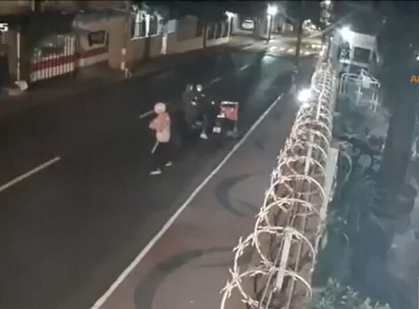 (VIDEO)A punta de pistola pareja de deliverys fueron asaltados