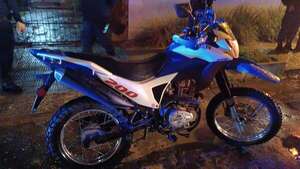 Detienen a tres delincuentes que robaron una moto en grupo - Policiales - ABC Color