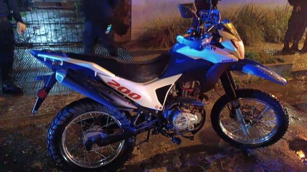 Detienen a tres delincuentes que robaron una moto en grupo - Policiales - ABC Color