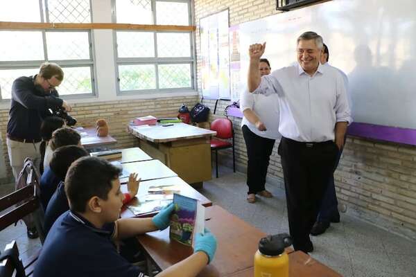 MEC: llueven críticas a Luis Ramírez ante falta de útiles en las escuelas - Nacionales - ABC Color