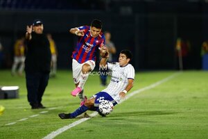 Versus / 2 de Mayo se adelanta a Guaraní por un jugador de Cerro Porteño