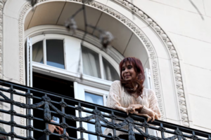 Autorizan a Cristina a usar balcón como parte de su prisión domiciliaria