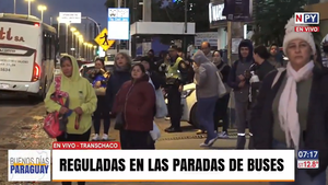 Tras anuncio de “regulada” de buses se observa aglutinación de usuarios en paradas