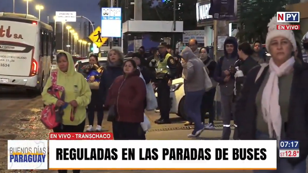 Tras anuncio de “regulada” de buses se observa aglutinación de usuarios en paradas