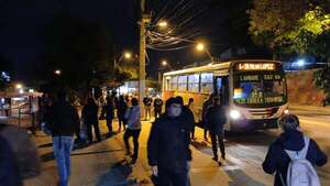 Pasajeros ya sienten la “regulada” en el transporte público - Nacionales - ABC Color