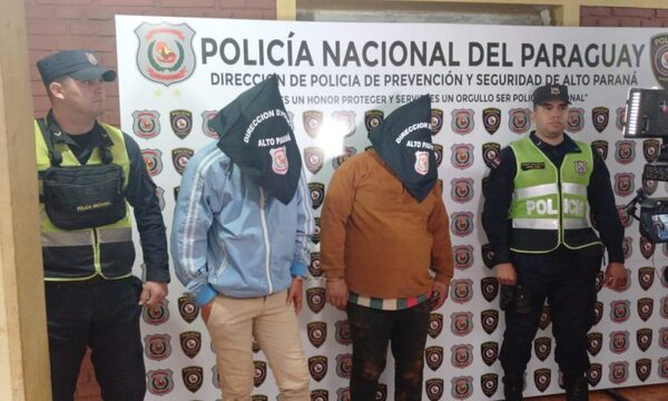 Detienen a dos sujetos por hurto y recuperan motocicleta robada