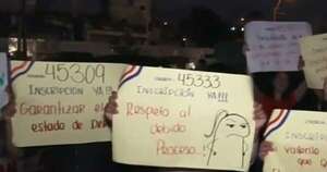 La Nación / Vecinos de Capiatá protestan frente al edificio de Registros Públicos