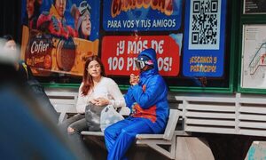 Se paseó como si fuera julio en Bariloche: el curioso caso del hombre abrigado
