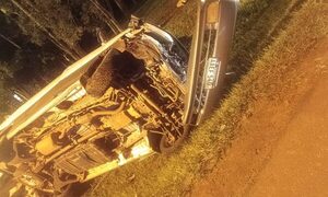 Furgoneta volcó y dejó dos heridos