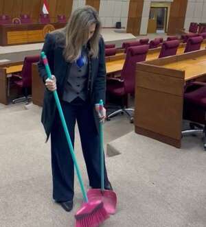 Video: Kattya González barrió el Congreso en busca de “otras basuras”  - Nacionales - ABC Color