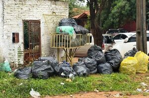 Montaña de basura cerca de escuela en Loma Merlo •