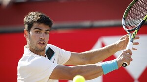 Carlos Alcaraz mejora el saque rumbo a semifinales