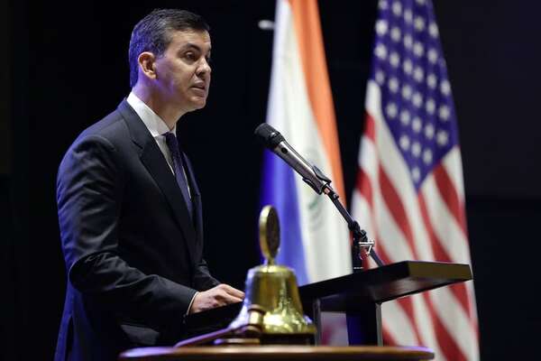 Santiago Peña usa de excusa el espionaje para no negociar la tarifa de Itaipú, sostienen - Economía - ABC Color