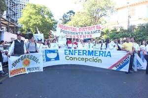 Enfermeros se movilizan para exigir reducción de carga horaria y otras mejoras laborales  - Nacionales - ABC Color