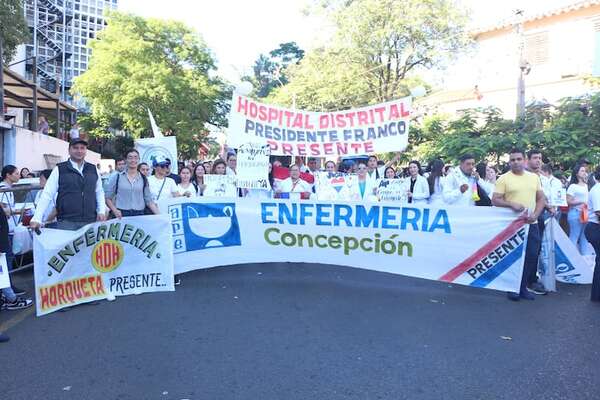 Enfermeros se movilizan para exigir reducción de carga horaria y otras mejoras laborales - Nacionales - ABC Color