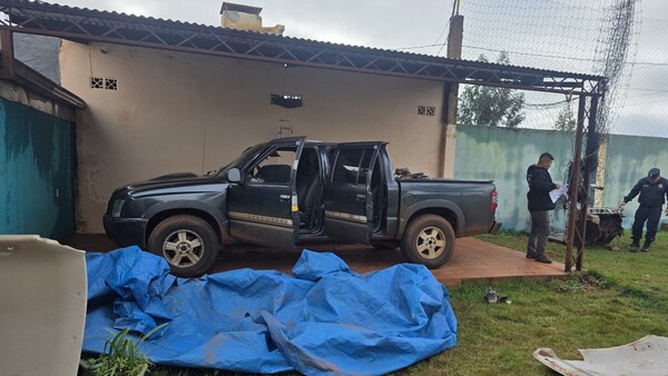 Hallan camioneta hurtada en una vivienda usada como desarmadero