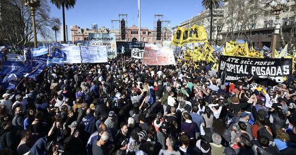 La Nación / Cuarto día de prisión: Cristina denuncia provocación de la Policía