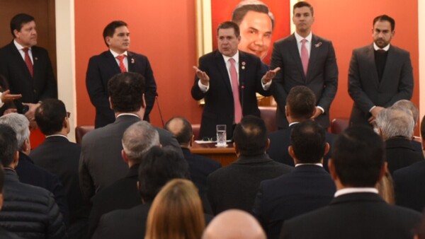 Peña dará su informe al Congreso, pero antes, a la ANR