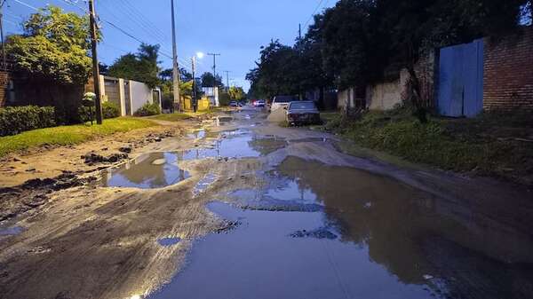 Calle intransitable en barrio asunceno es el “pan de cada día de los vecinos” - Nacionales - ABC Color