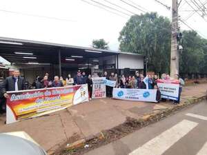 Asegurados de IPS en Encarnación se manifestaron contra deficiente servicio - Nacionales - ABC Color
