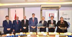 La Nación / Conatel entregó notebooks a Senad con plan de internet por 24 meses