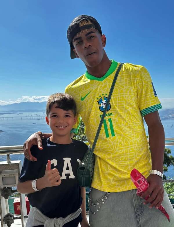 Lamine Yamal juega al fútbol con niños en la mayor favela de Brasil - Fútbol Internacional - ABC Color