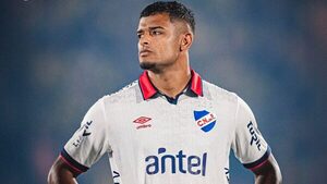 Lucas Morales cerca de Olimpia