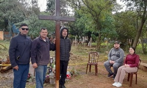 Con una cruz para no olvidar, carpitero rindió homenaje en el lugar donde hallaron a María Fernanda - OviedoPress